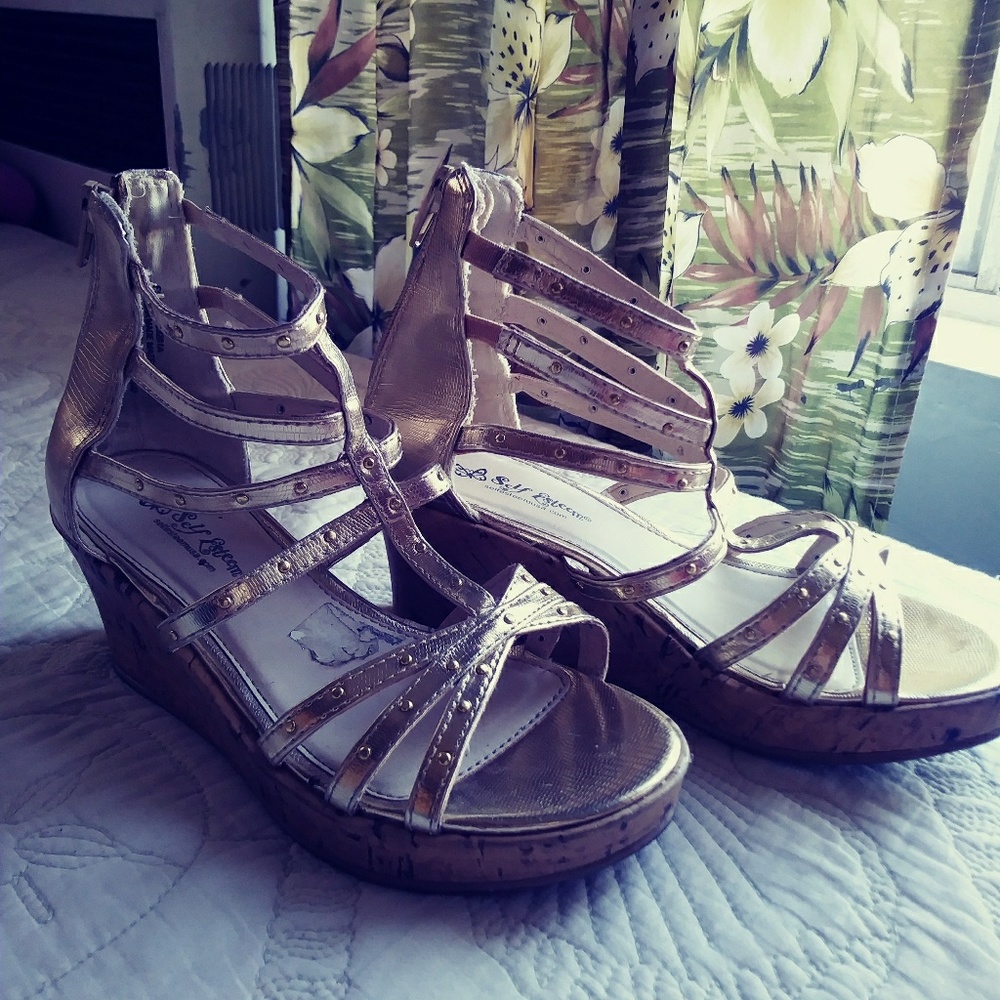 Size 2 girl's wedges gold